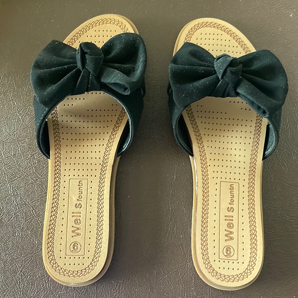 New in box, black size 6 Well S fountn